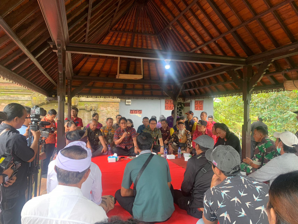 Bupati Giri Prasta Salurkan Bantuan Recovery Bencana